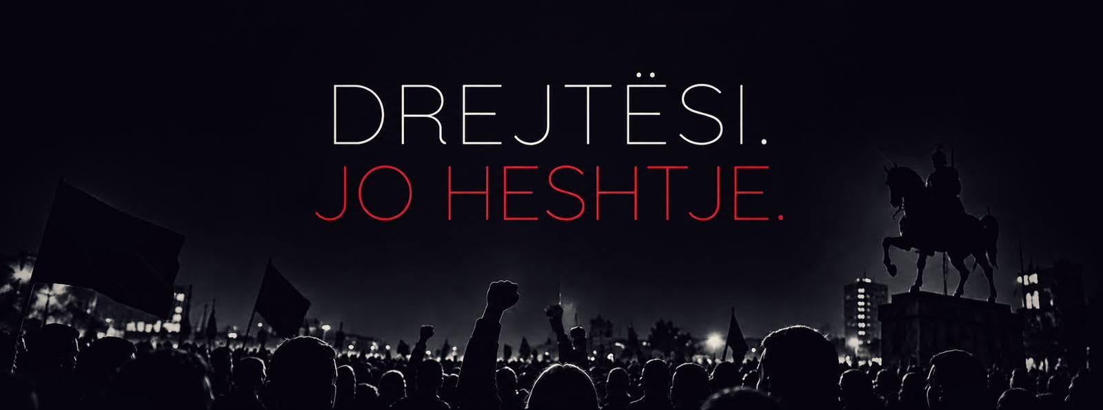 Drejtësi. Jo heshtje. Qytetarë me grushte të ngritura para monumentit të Skënderbeut në Prishtinë.